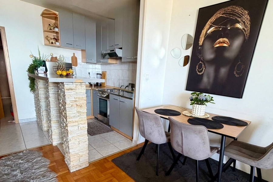 Offene Küche mit Naturstein-Theke in Kroatien