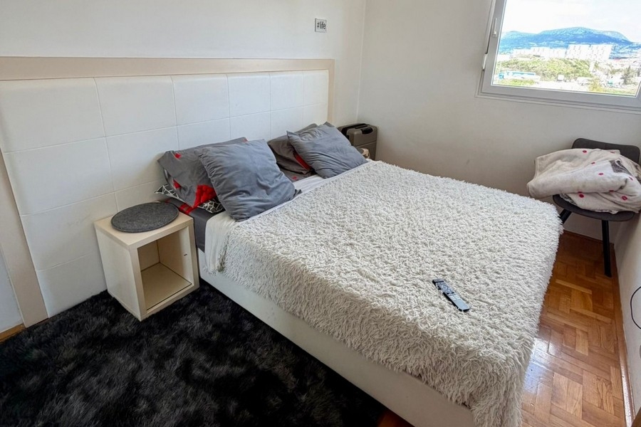 Schlafzimmer mit Doppelbett und Fensterblick
