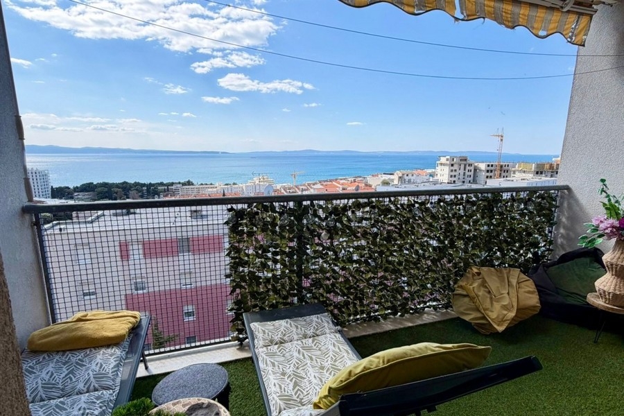 Sonnenliegen auf Loggia mit Panoramablick