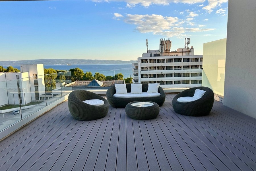 Dachterrasse mit Loungemöbeln und Meerblick in Kroatien
