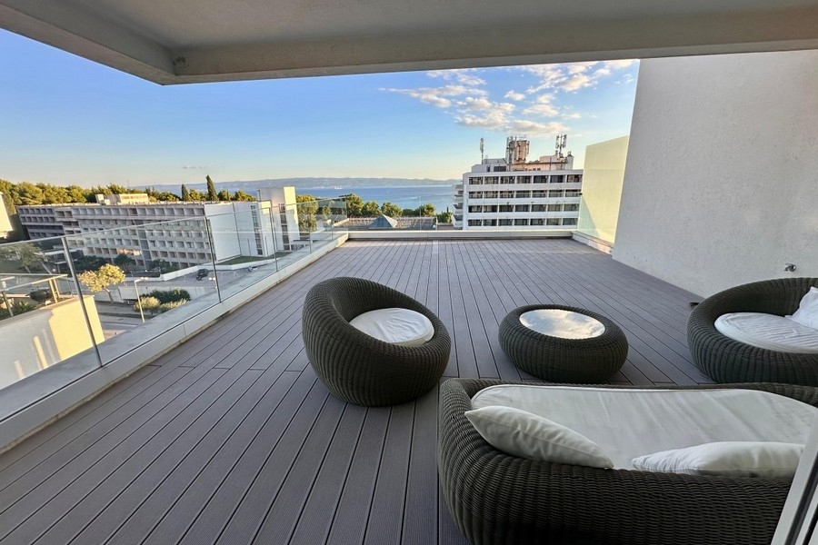 Dachterrasse mit Rattanmöbeln und Adriablick
