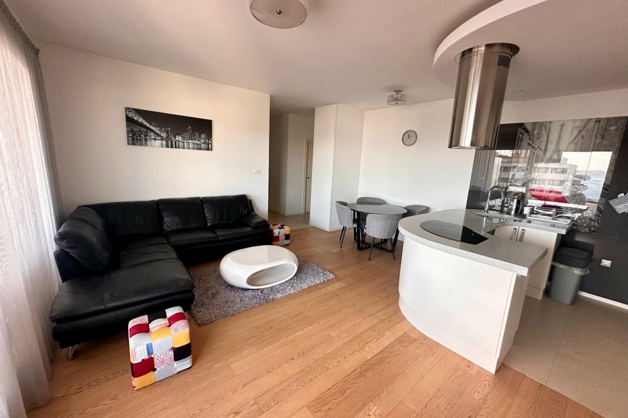 Wohnzimmer mit Ledersofa und offener Küche in Kroatien