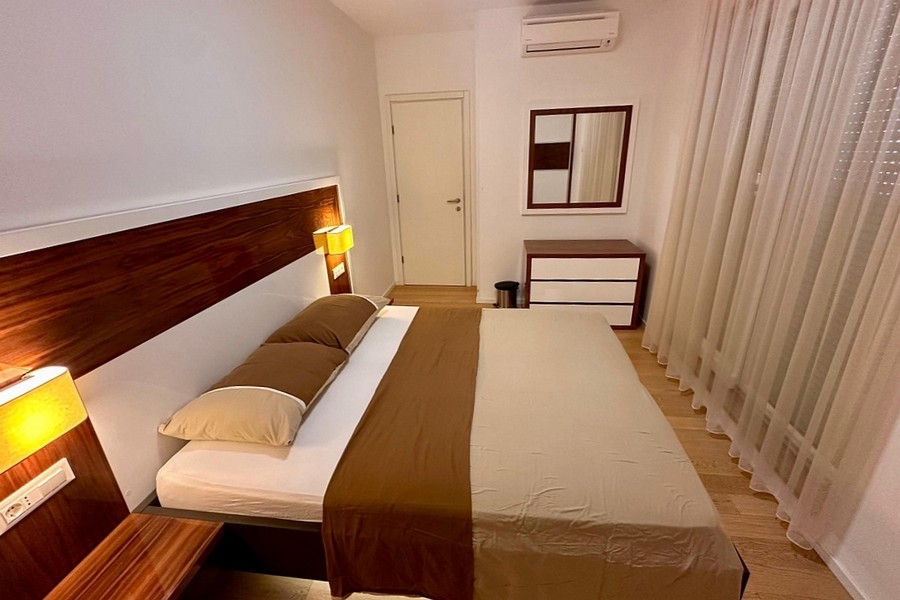 Schlafzimmer mit Doppelbett, Spiegel und Kommode