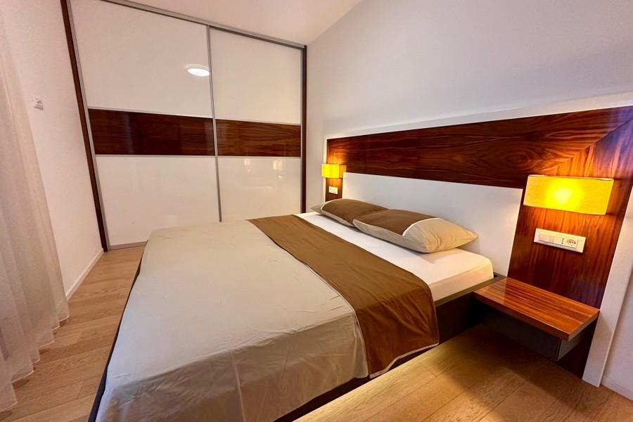 Schlafzimmer mit Doppelbett und Schiebeschrank