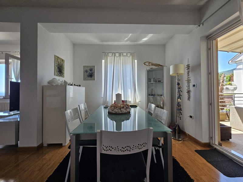 Wohnbereich mit Zugang zur Terrasse