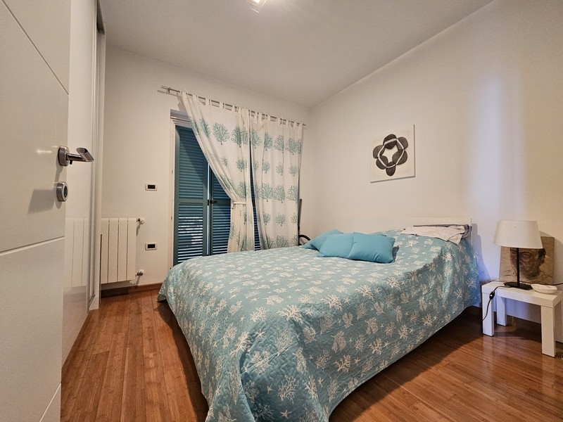 Schlafzimmer mit Fenster und Tageslicht