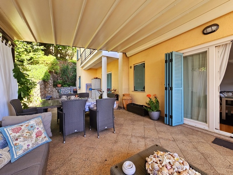 Sonnige Terrasse mit Sitzbereich in Kroatien