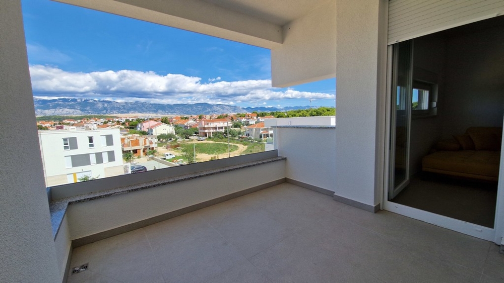 Loggia mit Blick über Novalja zum Velebit-Gebirge