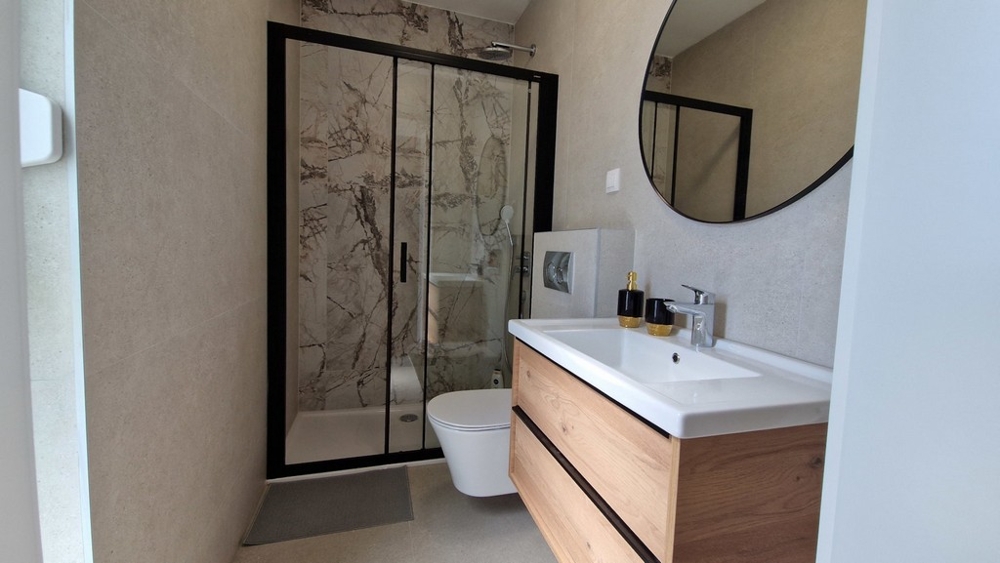 Modernes Badezimmer mit Dusche und Waschtisch
