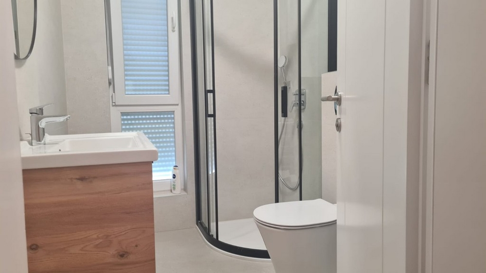 Badezimmer mit Dusche und Toilette