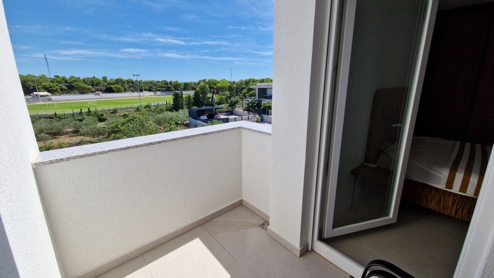Loggia mit Ausblick ins Grüne in Novalja