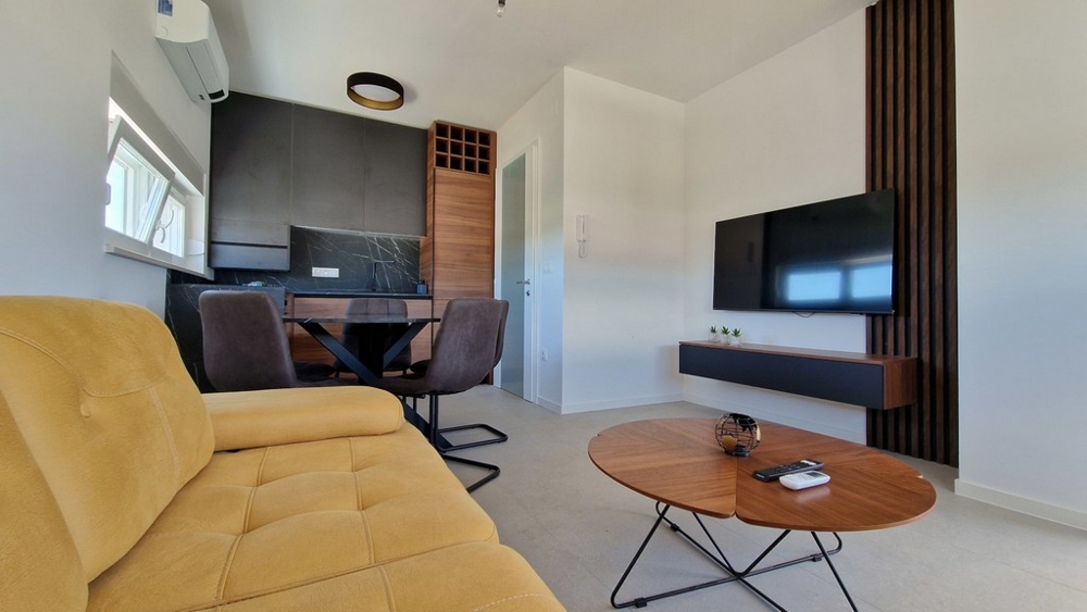 Heller Wohnbereich mit Sitzecke und Fernseher