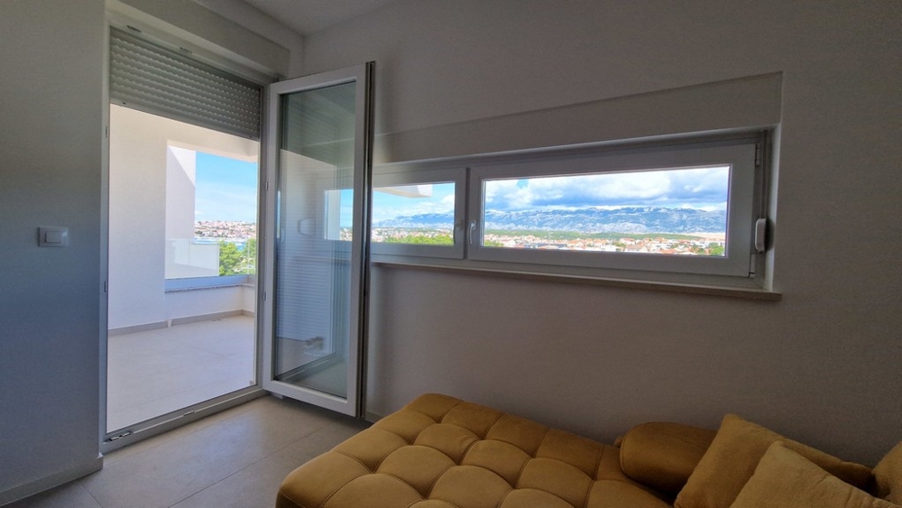 Schlafzimmer mit Ausblick und Zugang zur Loggia
