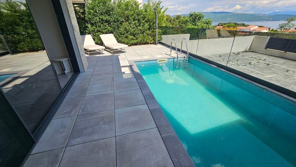 Privater Pool mit Sonnenterrasse und Meerblick in Krk, Kroatien