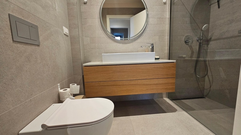 Modernes Badezimmer mit Dusche und Waschtisch