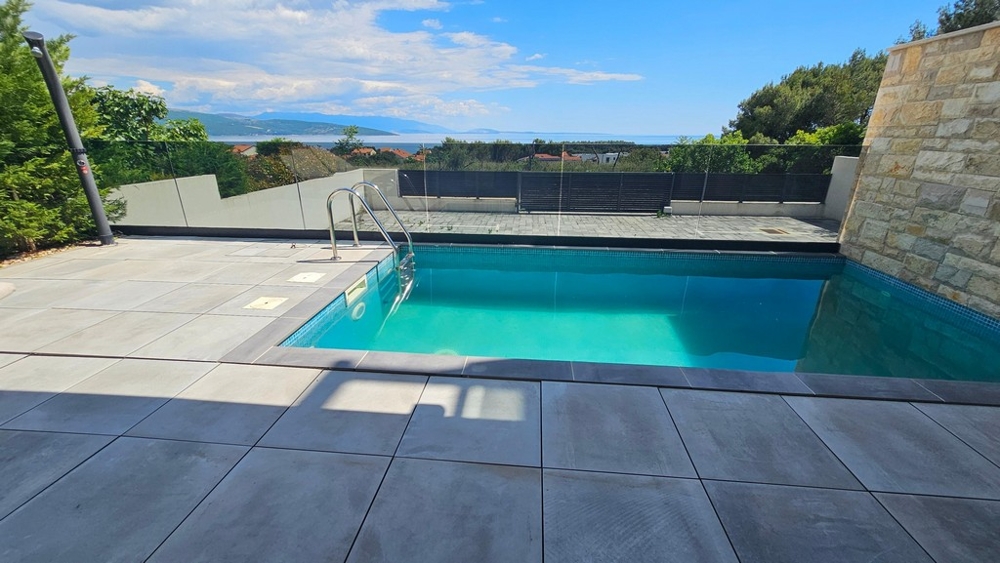 Pool mit Terrasse und Panorama-Meerblick auf der Insel Krk