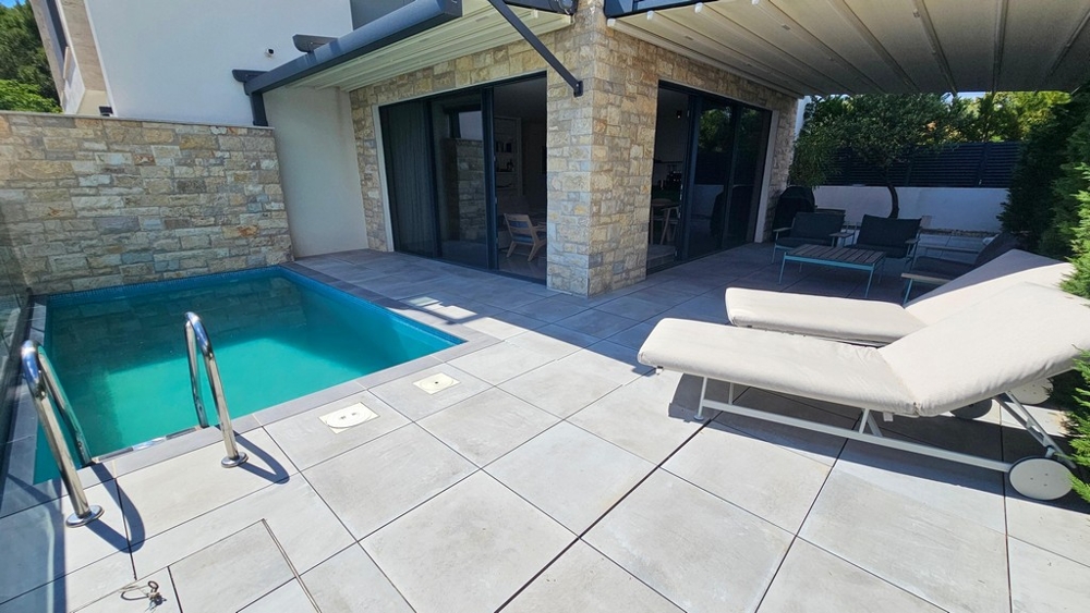 Pool und überdachte Terrasse mit Loungebereich