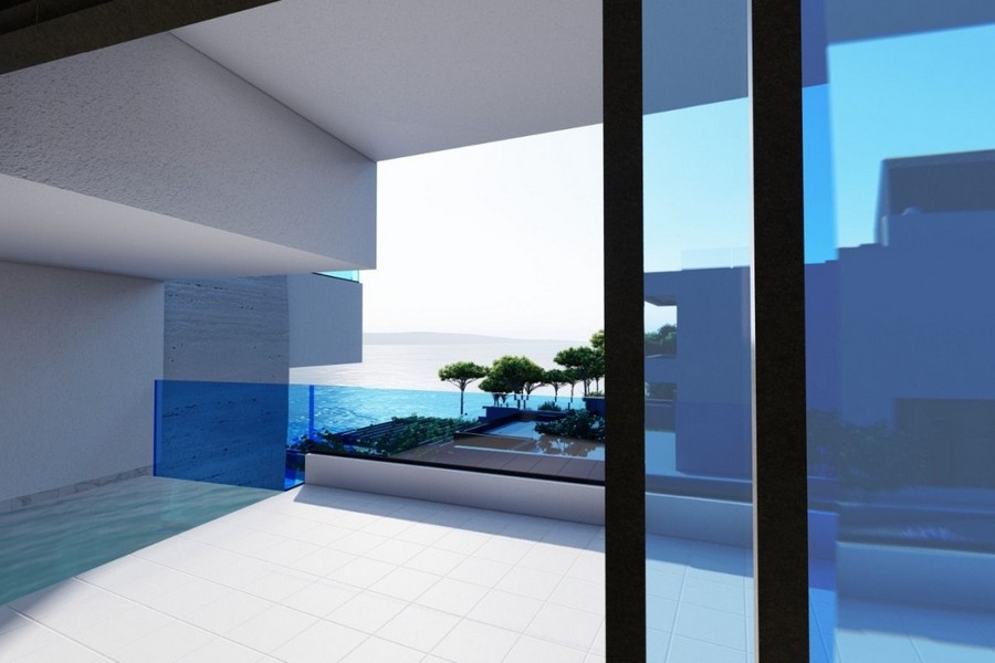 Terrasse mit Glasgeländer und Blick aufs Meer