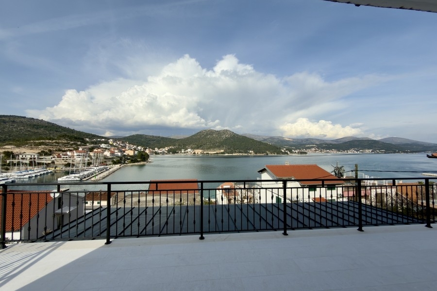 Terrasse mit Meerblick auf die Bucht von Marina