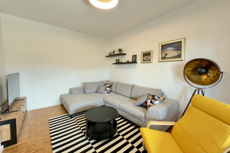 Helles Wohnzimmer mit Ecksofa und Sitzbereich
