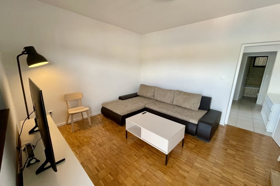 Gemütlicher Wohnbereich mit Sofa und Fernseher