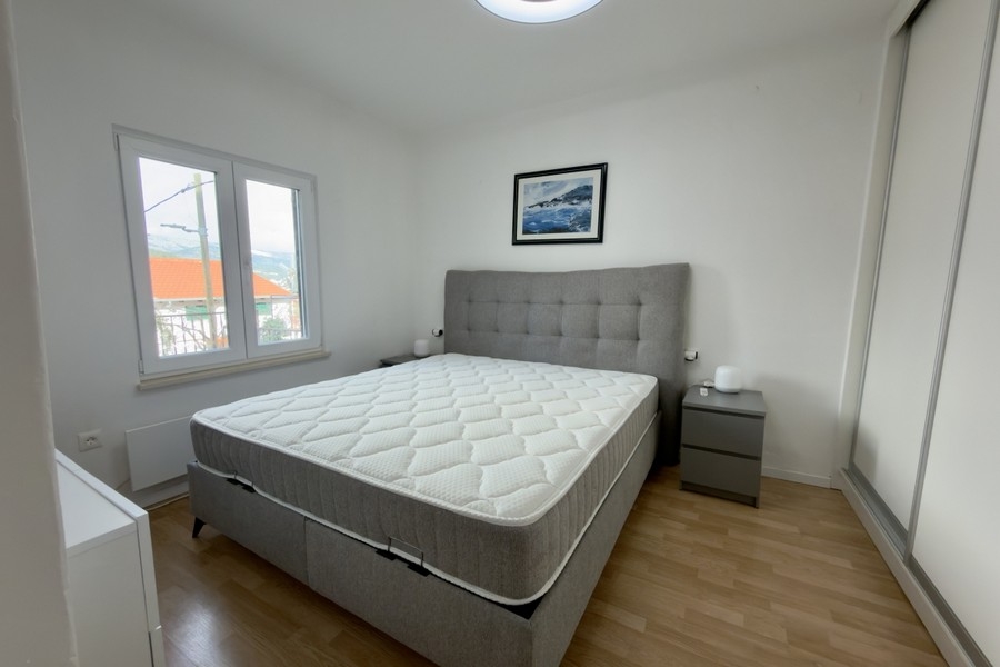 Schlafzimmer mit Doppelbett und Tageslicht