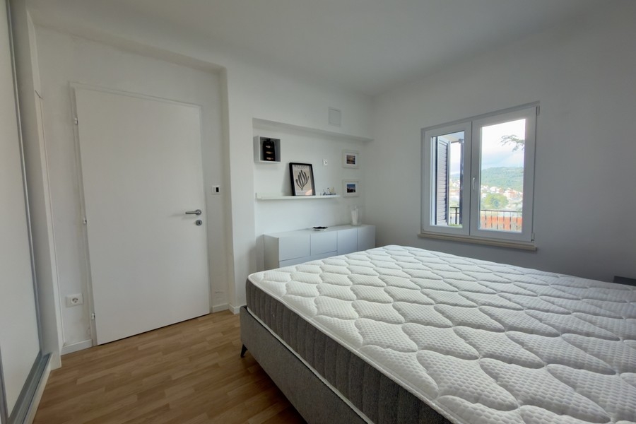 Schlafzimmer mit Doppelbett und Stauraum