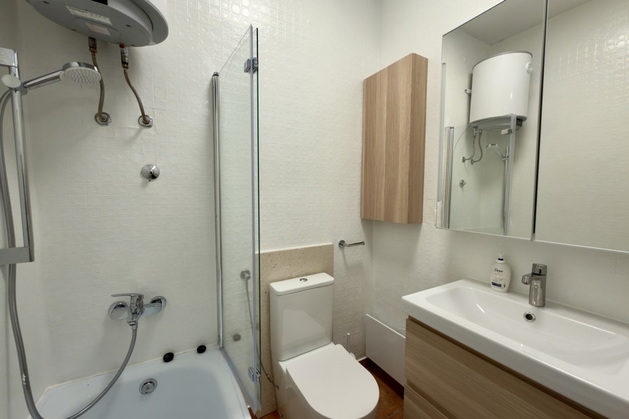 Badezimmer mit Badewanne, Dusche und WC