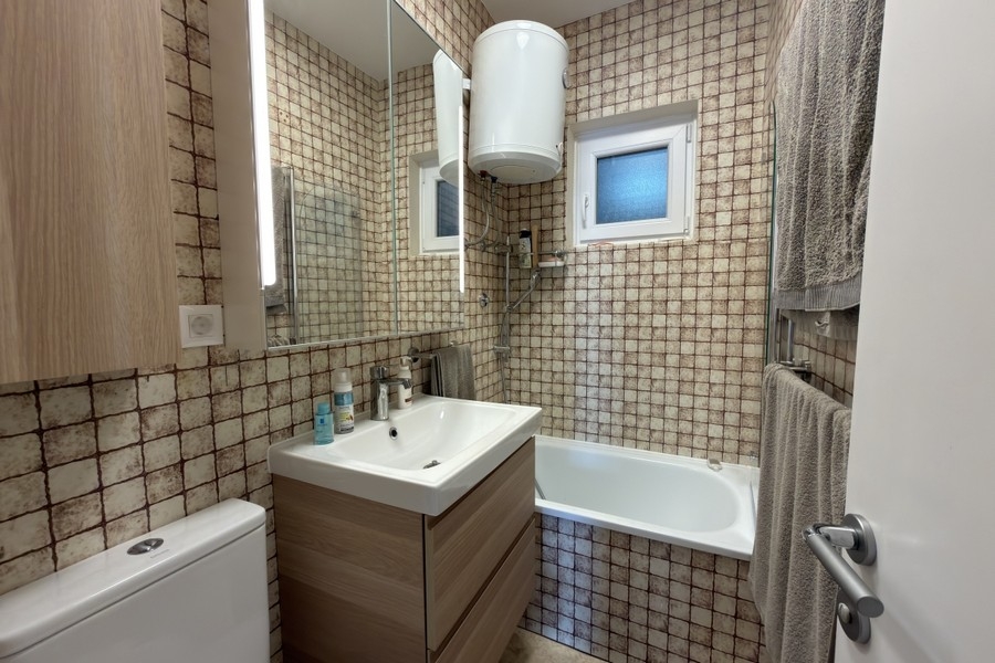 Modernes Badezimmer mit Mosaikfliesen