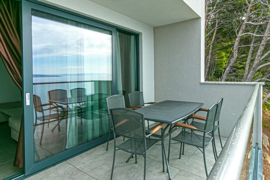 Terrasse mit Sitzgruppe und Meerblick in Kroatien