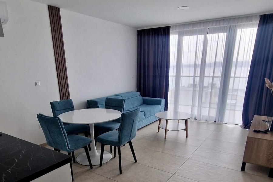 Wohnbereich mit Sofa und Terrassenzugang
