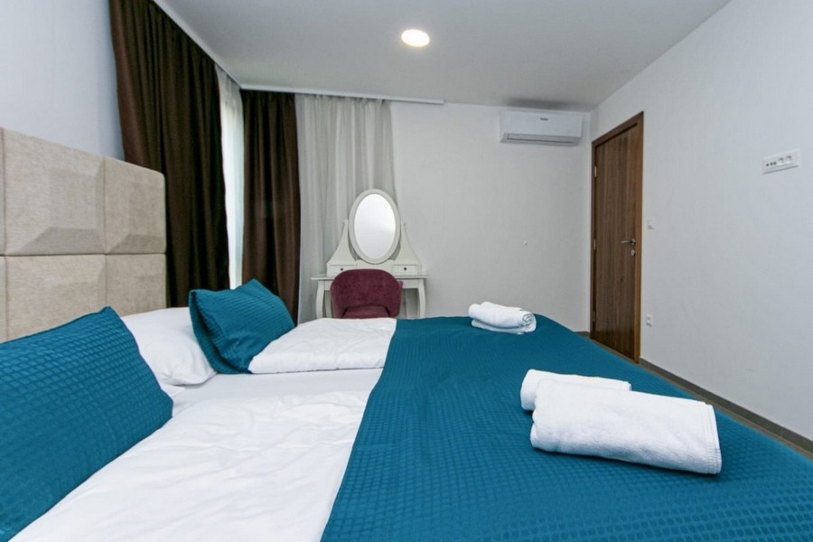 Schlafzimmer mit Doppelbett