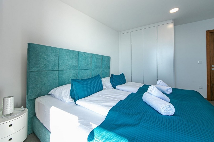 Schlafzimmer mit Doppelbett und Einbauschrank