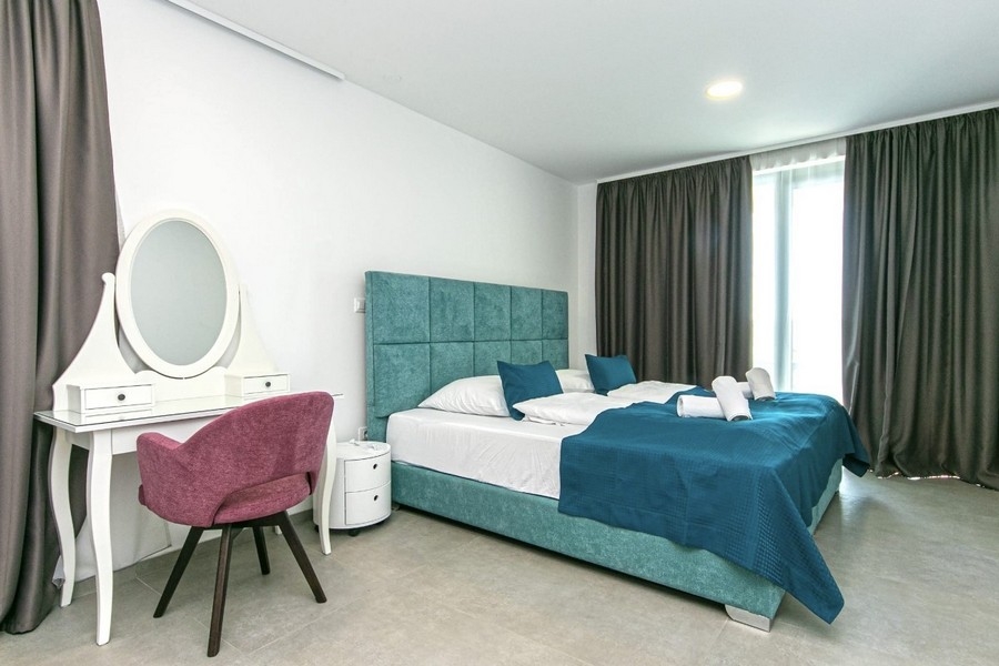 Geräumiges Schlafzimmer mit Schminktisch