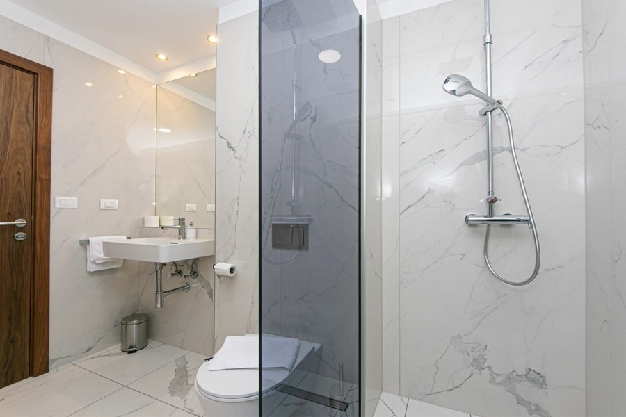 Modernes Badezimmer mit Dusche in Kroatien