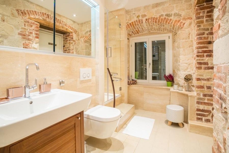 Badezimmer mit Waschbecken und Fenster