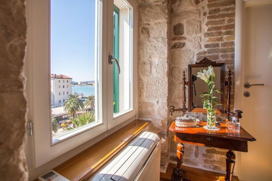 Wohnung in Split mit Fenster und Blick auf das Meer