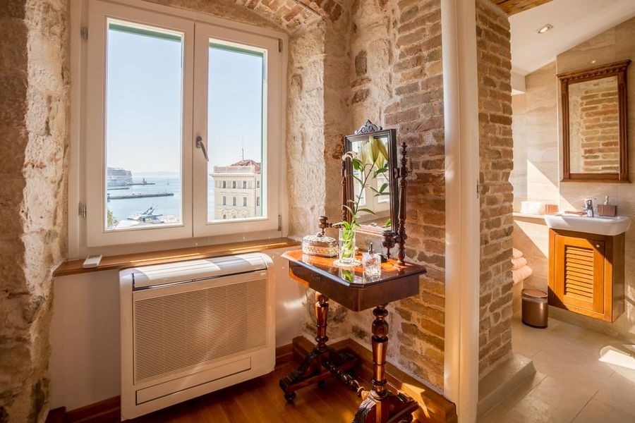 Zimmer mit Meerblick und Natursteinmauer