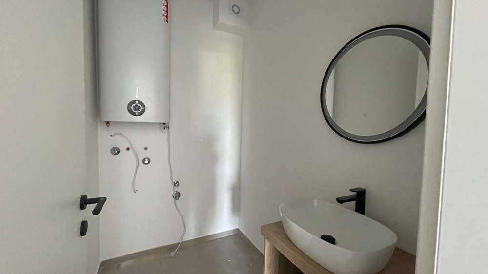 Modernes Badezimmer mit Dusche und Waschbecken