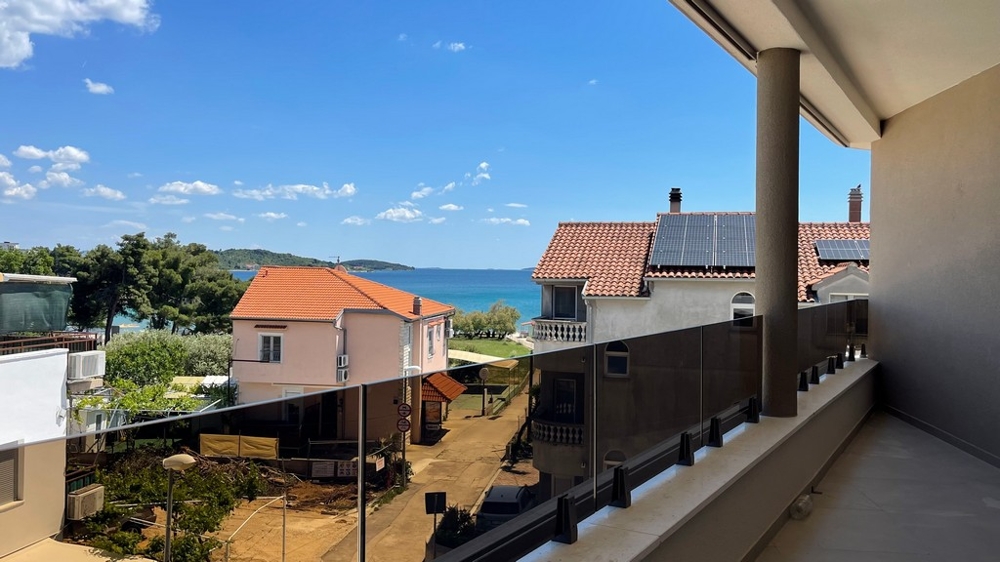 Überdachte Terrasse mit Blick aufs Meer