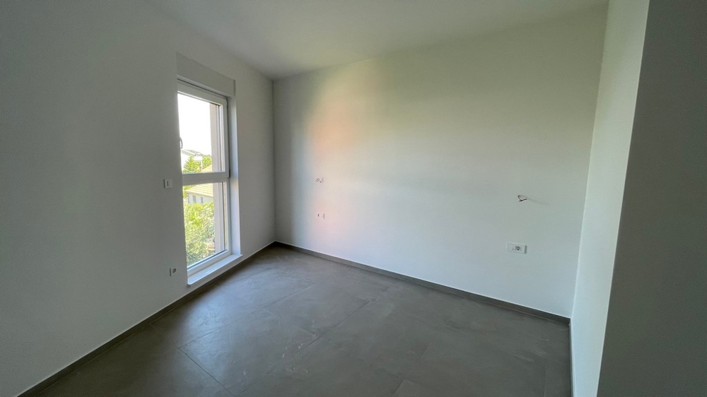 Helles Schlafzimmer mit Fenster