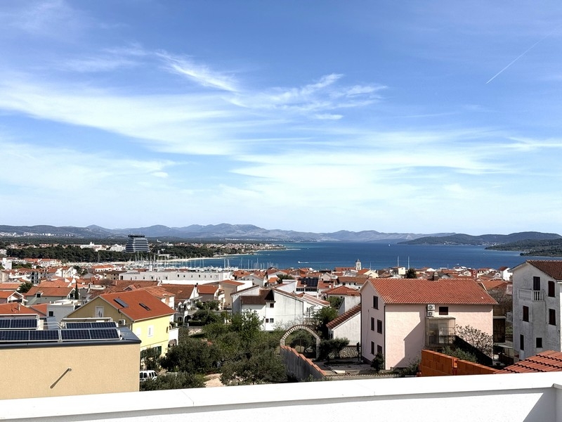 Panoramablick auf Vodice und das Meer in Kroatien