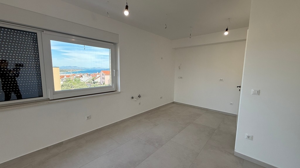 Zimmer mit Fenster und Meerblick in Kroatien