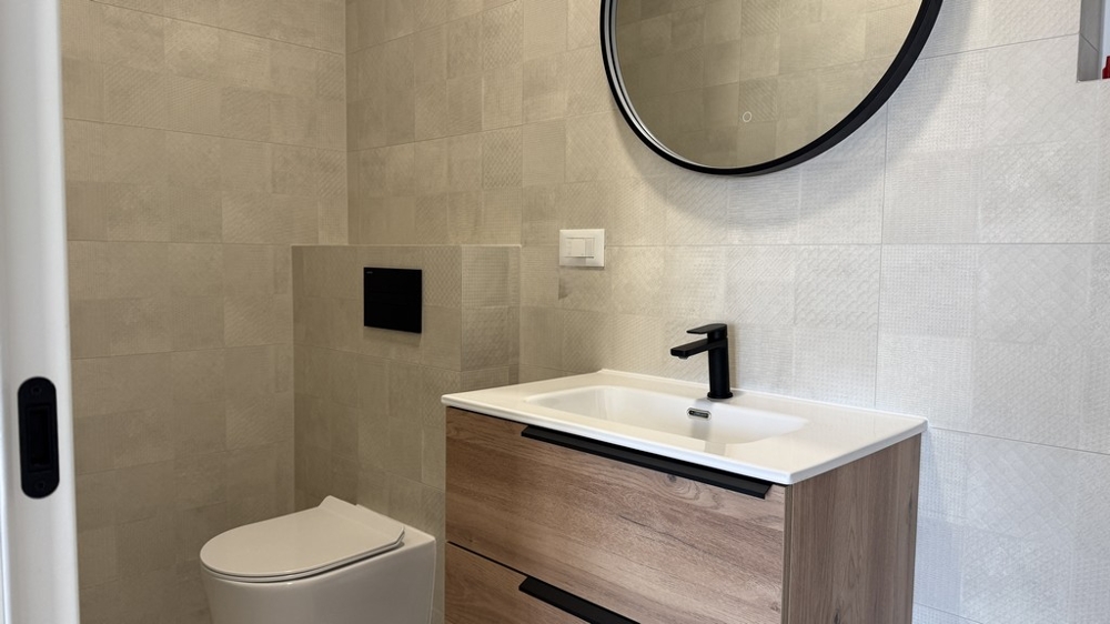 Modernes Badezimmer mit Waschtisch und Toilette