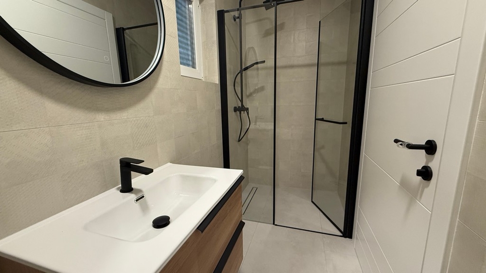 Badezimmer mit Dusche und Waschtisch