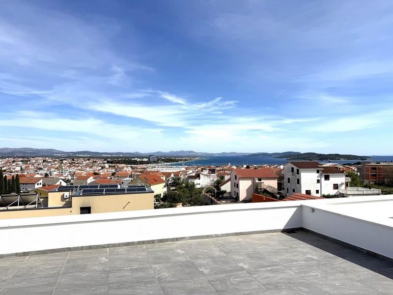 Große Dachterrasse mit Blick über die Stadt