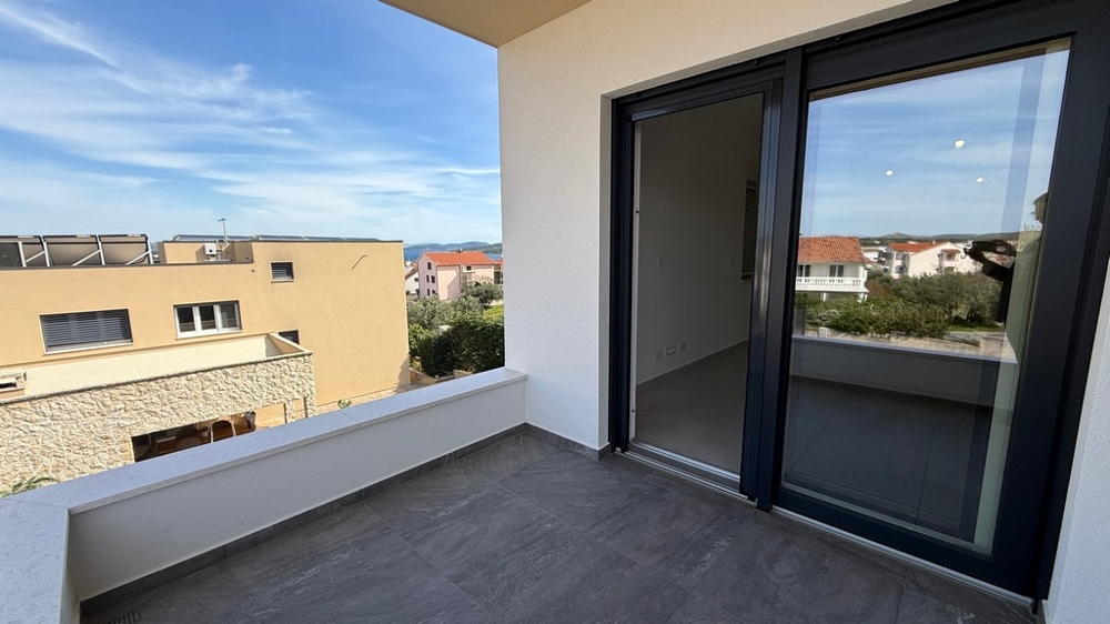 Überdachte Terrasse mit Schiebetür