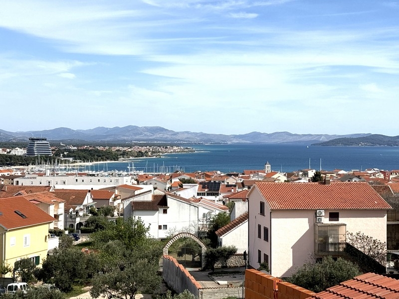 Panoramablick auf Meer und Marina von Vodice