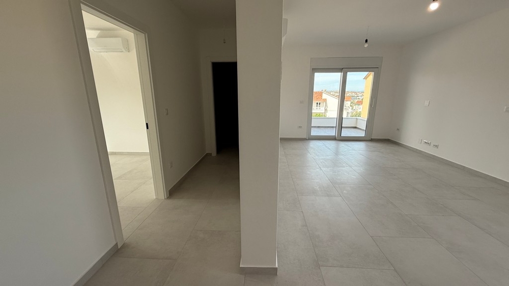 Geräumiger Wohnraum mit großen Fenstern