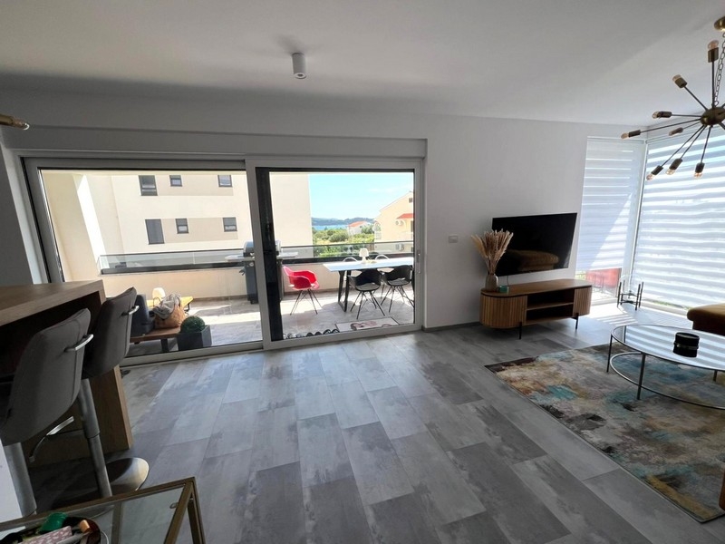 Wohnzimmer mit großen Fenstern in Kroatien